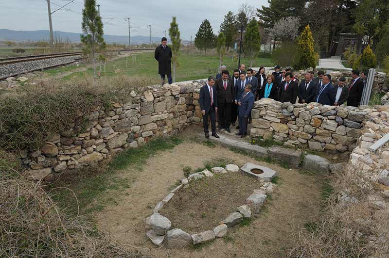 Eskişehir Valisi Azmi Çelik, Eskişehir’in Mihalıççık İlçesi Yunus Emre Mahallesinde bulunan Yunus Emre’nin kabrini ziyaret etti. 