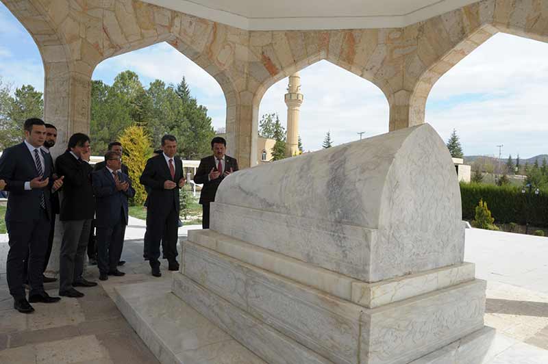 Eskişehir Valisi Azmi Çelik, Eskişehir’in Mihalıççık İlçesi Yunus Emre Mahallesinde bulunan Yunus Emre’nin kabrini ziyaret etti. 