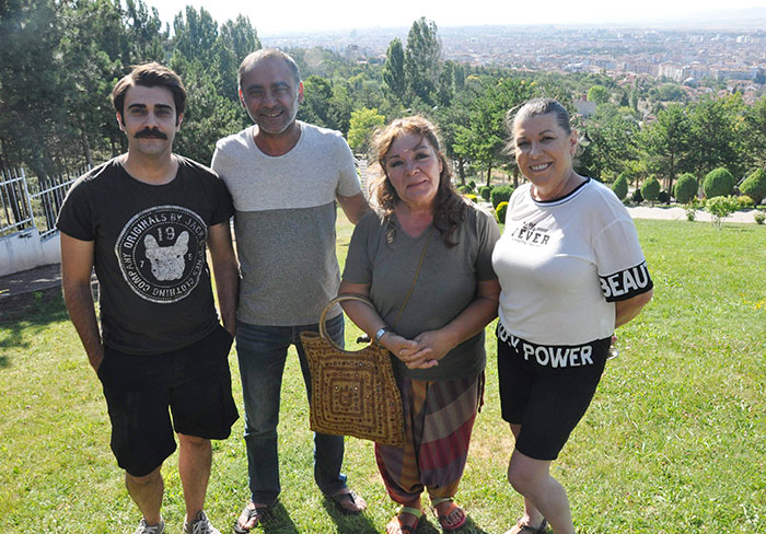 Yönetmenliğini Korhan Uğur’un yaptığı, baş rollerini Melih Selçuk ve Cemre Melis Çınar’ın üstlendiği “Cenaze İşleri” adlı filmin çekimleri Eskişehir’de devam ediyor. 