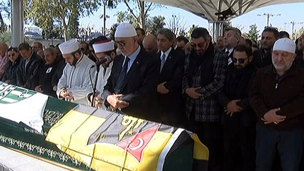 Son dönemde ünlü isimlerin katıldığı cenaze törenlerinde yaşanan 'fotoğraf çekme yarışı'na bir yenisi eklendi. Hakan Altun’un babası Hasan Altun'un son yolculuğuna uğurlandığı cenaze töreninde yaşanan duruma müdahale eden şarkıcı Reyhan Karaca, o anların hikayesini sosyal medya hesabından takipçileriyle paylaştı. 