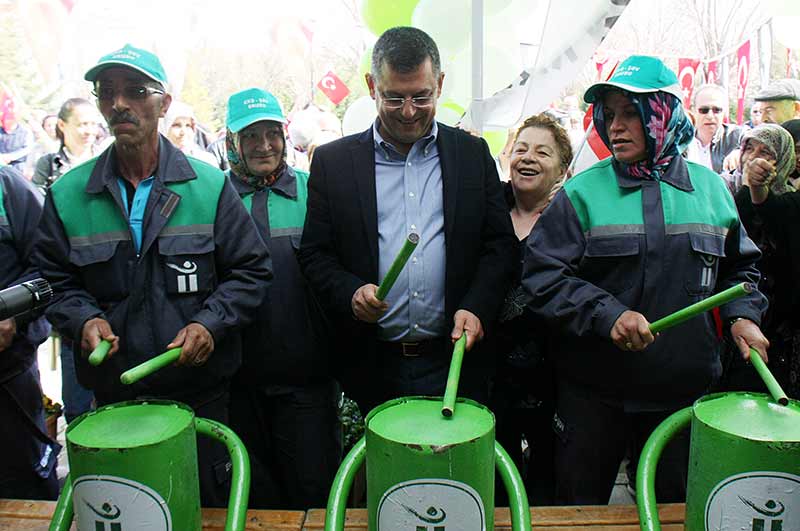 Cumhuriyet Halk Partisi (CHP) Grup Başkanvekili Özgür Özel, annelerin gözyaşı dökmeyeceği, evlatların, kınalı kuzuların askere elinde kınayla gidip, al bayraklara sarılıp dönmeyeceği bir Türkiye ve dünya hayal ettiklerini söyledi.