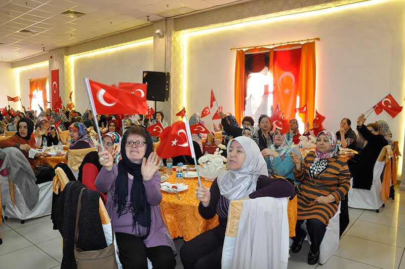 Cumhuriyet Halk Partisi (CHP) Grup Başkanvekili Özgür Özel, annelerin gözyaşı dökmeyeceği, evlatların, kınalı kuzuların askere elinde kınayla gidip, al bayraklara sarılıp dönmeyeceği bir Türkiye ve dünya hayal ettiklerini söyledi.