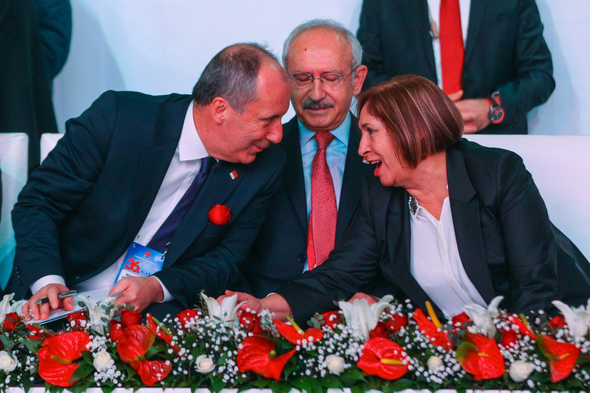 Eskişehir Büyükşehir Belediye Başkanı Yılmaz Büyükerşen, CHP'nin 36. Olağan Kurultayı'nda oy birliğiyle divan başkanlığına seçildi.