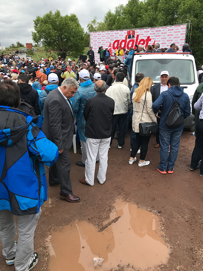 CHP Genel Başkanı Kemal Kılıçdaroğlu’nun başlattığı Adalet Yürüyüşü’nü takip ettim. Tepebaşı İlçe Örgütü’nün kaldırdığı otobüslerle gittim, Başkan Ahmet Ataç ile döndüm.