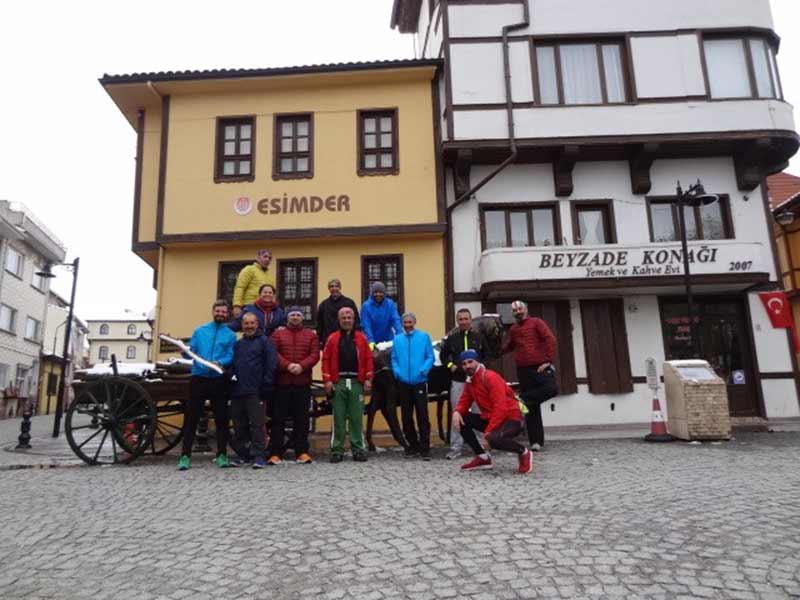 İstanbul’un ünlü bisiklet gruplarından Yeditepe Bisiklet Kulübü üyeleri, Eskişehir’in meşhur yiyeceği olan Çibörek’i tatmak için 300 kilometre pedal çevirdi. Kulüp üyeleri, yağan yağmura ve kara aldırış etmeden kilometrelerce yolu pedallayıp, çiböreği tatmakla kalmayarak kentin önemli tarihi yerlerini de gezdi.