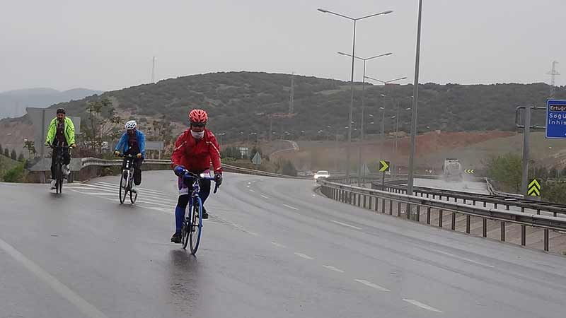 İstanbul’un ünlü bisiklet gruplarından Yeditepe Bisiklet Kulübü üyeleri, Eskişehir’in meşhur yiyeceği olan Çibörek’i tatmak için 300 kilometre pedal çevirdi. Kulüp üyeleri, yağan yağmura ve kara aldırış etmeden kilometrelerce yolu pedallayıp, çiböreği tatmakla kalmayarak kentin önemli tarihi yerlerini de gezdi.