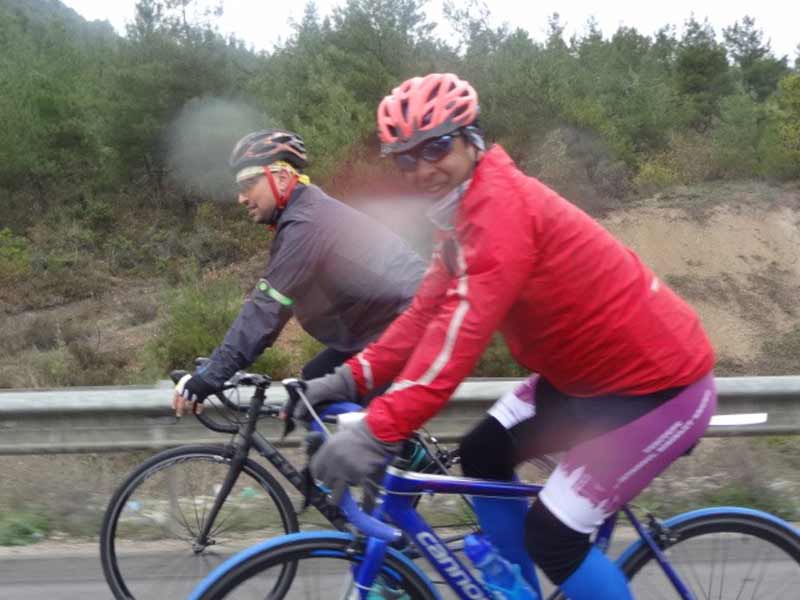 İstanbul’un ünlü bisiklet gruplarından Yeditepe Bisiklet Kulübü üyeleri, Eskişehir’in meşhur yiyeceği olan Çibörek’i tatmak için 300 kilometre pedal çevirdi. Kulüp üyeleri, yağan yağmura ve kara aldırış etmeden kilometrelerce yolu pedallayıp, çiböreği tatmakla kalmayarak kentin önemli tarihi yerlerini de gezdi.