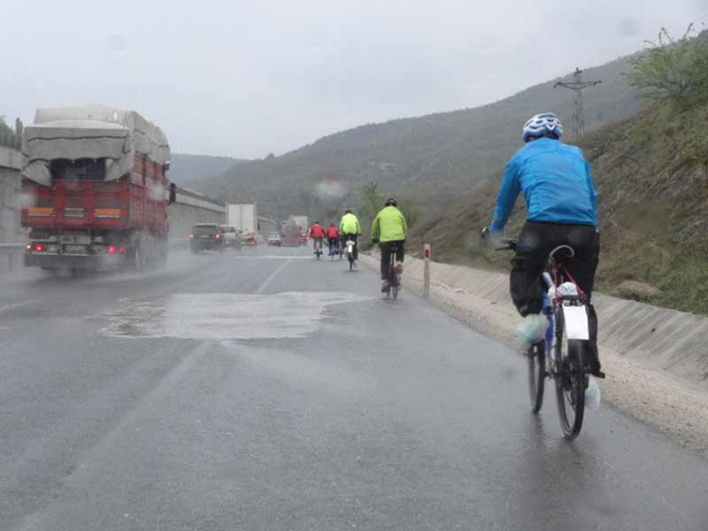 İstanbul’un ünlü bisiklet gruplarından Yeditepe Bisiklet Kulübü üyeleri, Eskişehir’in meşhur yiyeceği olan Çibörek’i tatmak için 300 kilometre pedal çevirdi. Kulüp üyeleri, yağan yağmura ve kara aldırış etmeden kilometrelerce yolu pedallayıp, çiböreği tatmakla kalmayarak kentin önemli tarihi yerlerini de gezdi.