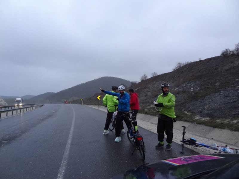 İstanbul’un ünlü bisiklet gruplarından Yeditepe Bisiklet Kulübü üyeleri, Eskişehir’in meşhur yiyeceği olan Çibörek’i tatmak için 300 kilometre pedal çevirdi. Kulüp üyeleri, yağan yağmura ve kara aldırış etmeden kilometrelerce yolu pedallayıp, çiböreği tatmakla kalmayarak kentin önemli tarihi yerlerini de gezdi.