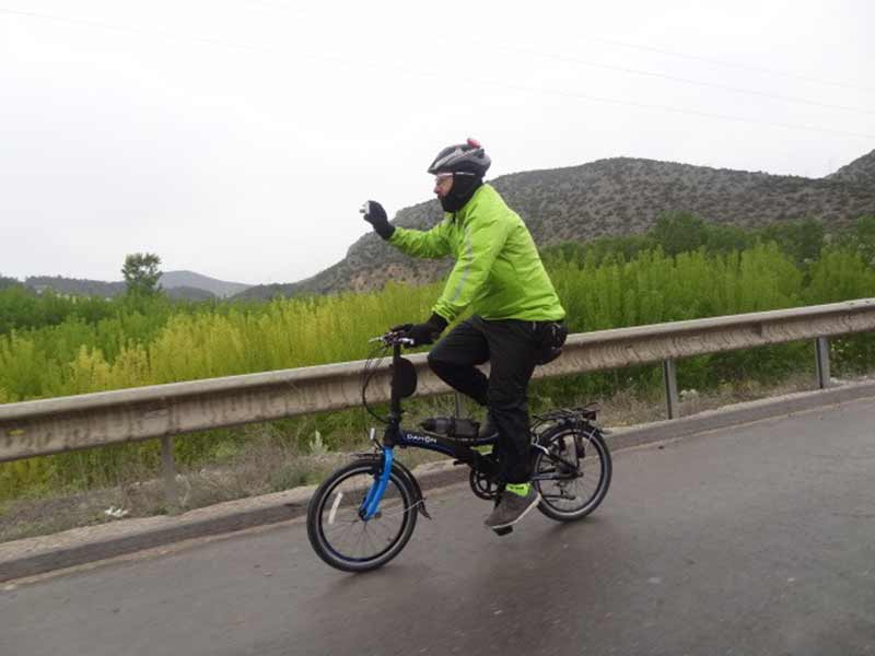 İstanbul’un ünlü bisiklet gruplarından Yeditepe Bisiklet Kulübü üyeleri, Eskişehir’in meşhur yiyeceği olan Çibörek’i tatmak için 300 kilometre pedal çevirdi. Kulüp üyeleri, yağan yağmura ve kara aldırış etmeden kilometrelerce yolu pedallayıp, çiböreği tatmakla kalmayarak kentin önemli tarihi yerlerini de gezdi.