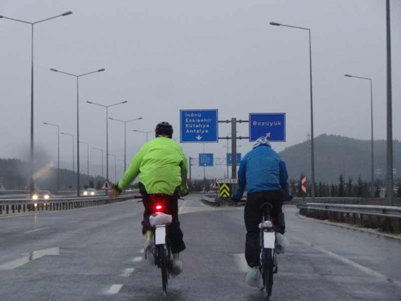 İstanbul’un ünlü bisiklet gruplarından Yeditepe Bisiklet Kulübü üyeleri, Eskişehir’in meşhur yiyeceği olan Çibörek’i tatmak için 300 kilometre pedal çevirdi. Kulüp üyeleri, yağan yağmura ve kara aldırış etmeden kilometrelerce yolu pedallayıp, çiböreği tatmakla kalmayarak kentin önemli tarihi yerlerini de gezdi.