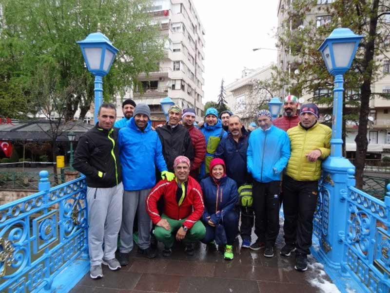 İstanbul’un ünlü bisiklet gruplarından Yeditepe Bisiklet Kulübü üyeleri, Eskişehir’in meşhur yiyeceği olan Çibörek’i tatmak için 300 kilometre pedal çevirdi. Kulüp üyeleri, yağan yağmura ve kara aldırış etmeden kilometrelerce yolu pedallayıp, çiböreği tatmakla kalmayarak kentin önemli tarihi yerlerini de gezdi.