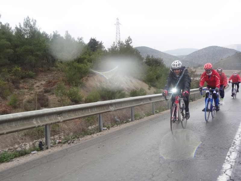 İstanbul’un ünlü bisiklet gruplarından Yeditepe Bisiklet Kulübü üyeleri, Eskişehir’in meşhur yiyeceği olan Çibörek’i tatmak için 300 kilometre pedal çevirdi. Kulüp üyeleri, yağan yağmura ve kara aldırış etmeden kilometrelerce yolu pedallayıp, çiböreği tatmakla kalmayarak kentin önemli tarihi yerlerini de gezdi.