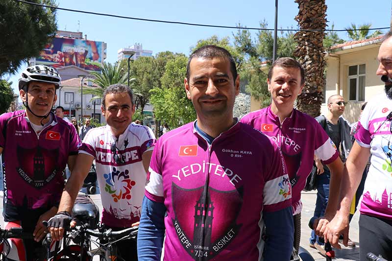 İstanbul’dan bisikletle 410 kilometrelik yolu yaklaşık 15 saat pedal çevirerek kat eden bir grup Boyoz yemek için İzmir’e geldi. Kahvaltıda Boyoz ve yumurta yiyen grup, Boyoz’u çok beğendiklerini ve kat ettikleri yolun buna değdiğini söyledi. 