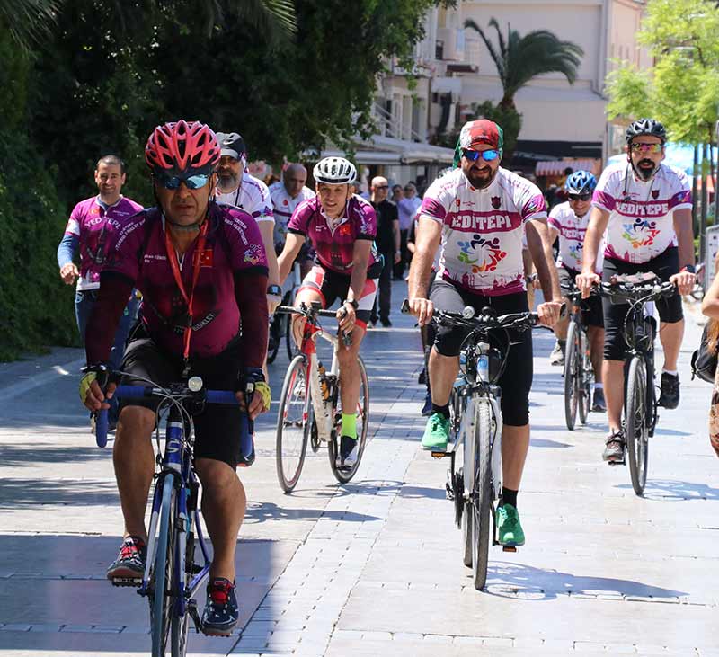 İstanbul’dan bisikletle 410 kilometrelik yolu yaklaşık 15 saat pedal çevirerek kat eden bir grup Boyoz yemek için İzmir’e geldi. Kahvaltıda Boyoz ve yumurta yiyen grup, Boyoz’u çok beğendiklerini ve kat ettikleri yolun buna değdiğini söyledi. 