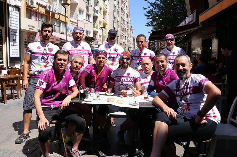 İstanbul’dan bisikletle 410 kilometrelik yolu yaklaşık 15 saat pedal çevirerek kat eden bir grup Boyoz yemek için İzmir’e geldi. Kahvaltıda Boyoz ve yumurta yiyen grup, Boyoz’u çok beğendiklerini ve kat ettikleri yolun buna değdiğini söyledi. 