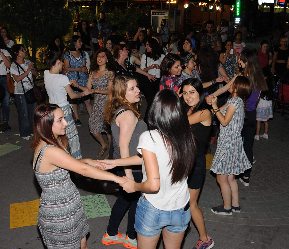 Eskişehir Demokratik Kadın Platformu (EDKP) üyeleri, eşini öldürdüğü gerekçesiyle tutuklanan Çilem Doğan’ın beraatini meşale yakıp kutladı. 