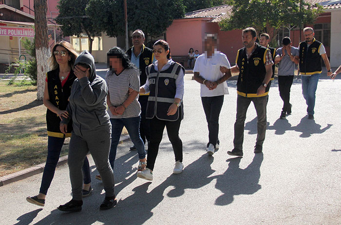 Adana'da iki kadın barda tanıştıkları erkekleri cinsel ilişki vaadiyle evlerine götürdü. Evde bekleyen iki erkek bıçak zoruyla kadınların getirdiği iki kişinin çıplak fotoğraflarını çekti. Şantajla 92 bin lirası gasp edilen iki erkek polise koştu. Tuzağı hazırlayanlardan bir kadın ve erkek kardeş çıktı.