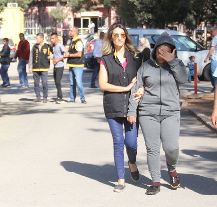 Adana'da iki kadın barda tanıştıkları erkekleri cinsel ilişki vaadiyle evlerine götürdü. Evde bekleyen iki erkek bıçak zoruyla kadınların getirdiği iki kişinin çıplak fotoğraflarını çekti. Şantajla 92 bin lirası gasp edilen iki erkek polise koştu. Tuzağı hazırlayanlardan bir kadın ve erkek kardeş çıktı.