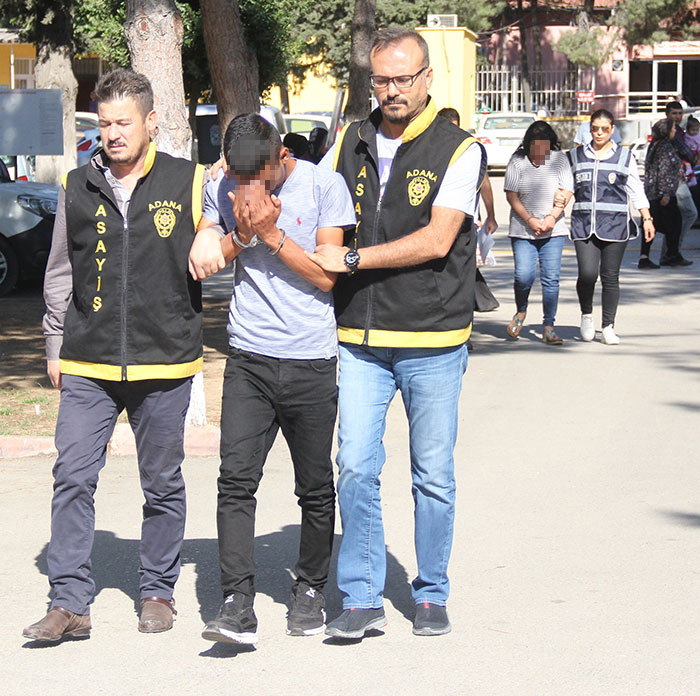 Adana'da iki kadın barda tanıştıkları erkekleri cinsel ilişki vaadiyle evlerine götürdü. Evde bekleyen iki erkek bıçak zoruyla kadınların getirdiği iki kişinin çıplak fotoğraflarını çekti. Şantajla 92 bin lirası gasp edilen iki erkek polise koştu. Tuzağı hazırlayanlardan bir kadın ve erkek kardeş çıktı.