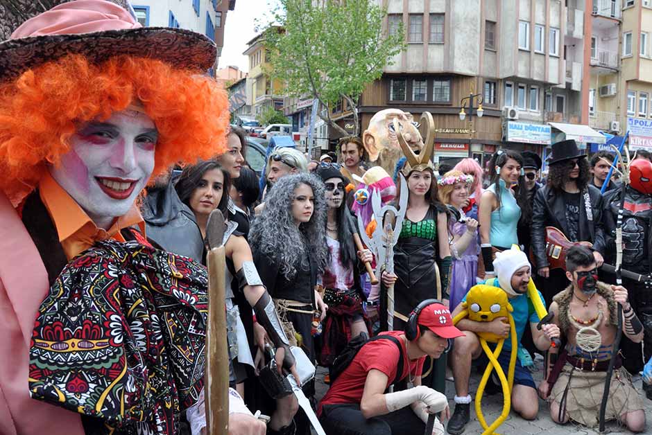 Dumlupınar Üniversitesi Güzel Sanatlar Fakültesi tarafından bu yıl 10'uncusu düzenlenen "Çizgi Film Festivali", kent merkezinde çizgi film karakterlerinin kostümlerini giyen öğrencilerin katıldığı kortej yürüyüşüyle başladı.