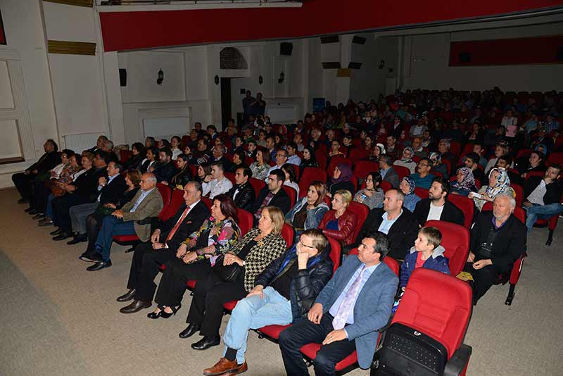 Tepebaşı Belediyesi Türk Sanat Müziği Çocuk ve Gençlik Korosu, Zübeyde Hanım Kültür Merkezi’nde sahne aldı.