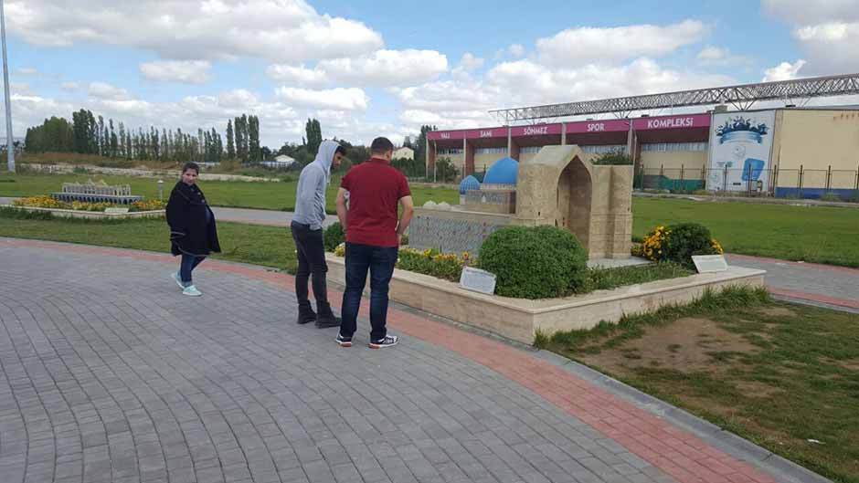 Hayatın giderek artan telaşı nedeniyle yaşadığı kentin tarihi değerlerinden, doğal güzelliklerinden, kent kimliğini oluşturan pek çok eser, kişi ve olaylardan habersiz olduğu muhakkak.