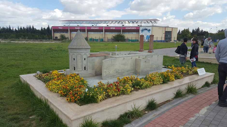 Hayatın giderek artan telaşı nedeniyle yaşadığı kentin tarihi değerlerinden, doğal güzelliklerinden, kent kimliğini oluşturan pek çok eser, kişi ve olaylardan habersiz olduğu muhakkak.