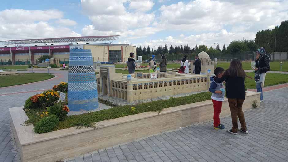 Hayatın giderek artan telaşı nedeniyle yaşadığı kentin tarihi değerlerinden, doğal güzelliklerinden, kent kimliğini oluşturan pek çok eser, kişi ve olaylardan habersiz olduğu muhakkak.