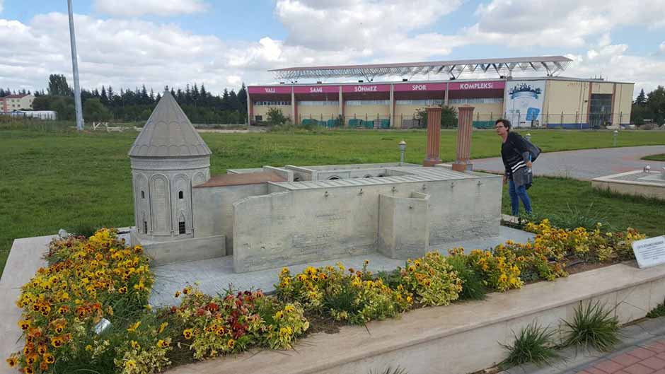 Hayatın giderek artan telaşı nedeniyle yaşadığı kentin tarihi değerlerinden, doğal güzelliklerinden, kent kimliğini oluşturan pek çok eser, kişi ve olaylardan habersiz olduğu muhakkak.