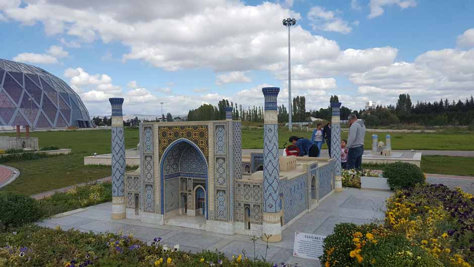 Hayatın giderek artan telaşı nedeniyle yaşadığı kentin tarihi değerlerinden, doğal güzelliklerinden, kent kimliğini oluşturan pek çok eser, kişi ve olaylardan habersiz olduğu muhakkak.