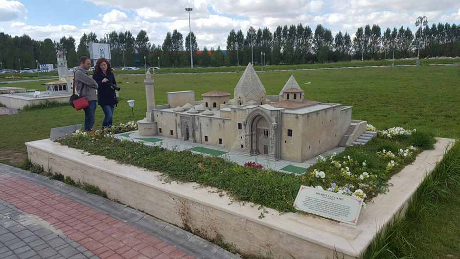 Hayatın giderek artan telaşı nedeniyle yaşadığı kentin tarihi değerlerinden, doğal güzelliklerinden, kent kimliğini oluşturan pek çok eser, kişi ve olaylardan habersiz olduğu muhakkak.