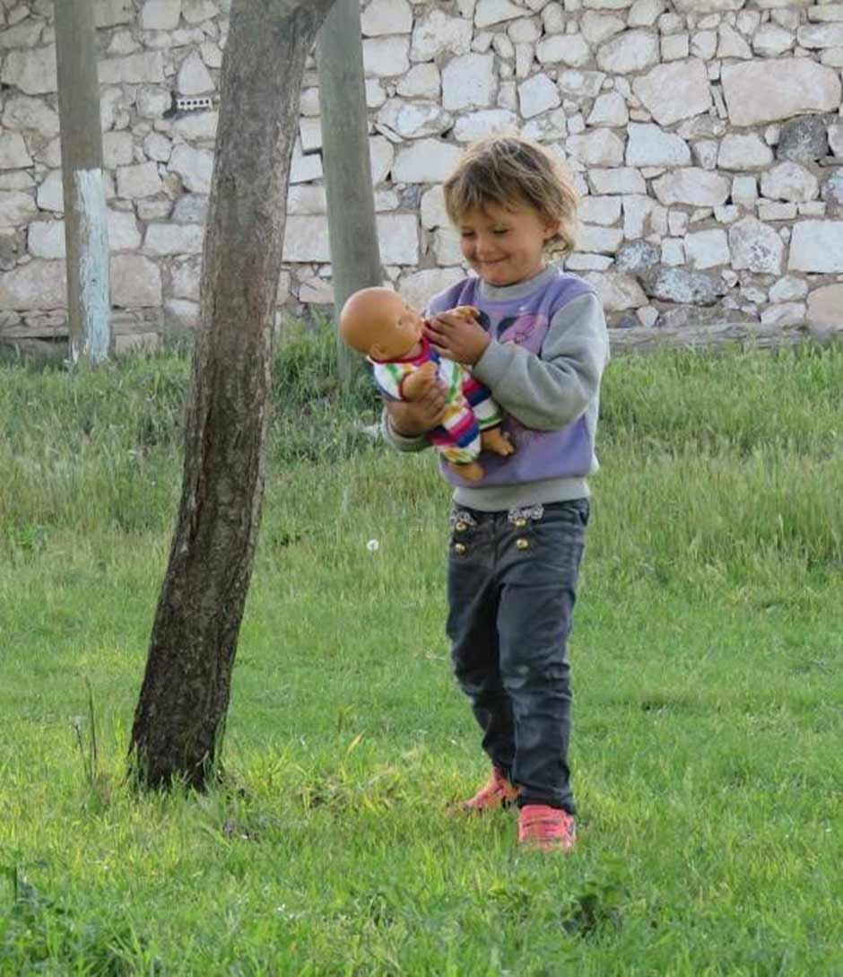 Eskişehir Dorlion Arama Kurtarma Ekibi (DAK), bir süre önce başlatmış oldukları kampanyayla topladıkları kıyafetleri ihtiyacı olanlara ulaştırdıktan sonra şimdi de çocuklara oyuncak dağıtarak onları mutlu etmeye çalışıyor.