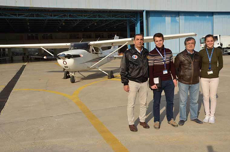 Eskişehir Anadolu Üniversitesi Havacılık ve Uzay Bilimleri Fakültesi Pilotaj Bölüm Başkanı Prof. Dr. Mustafa Cavcar, aralıksız eğitim yapsalar dahi Türkiye’deki pilot ihtiyacının karşılanmasının zor olduğunu ifade ederek, “Daha fazla pilot yetiştirmek için çok sayıda bizim gibi kurumlara ihtiyaç var” dedi. 