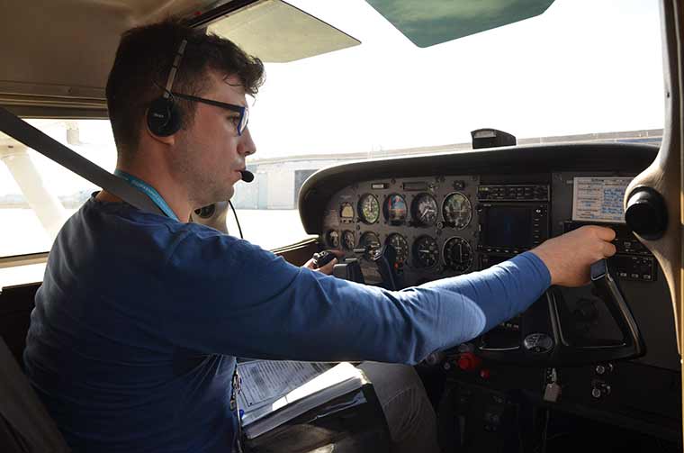 Eskişehir Anadolu Üniversitesi Havacılık ve Uzay Bilimleri Fakültesi Pilotaj Bölüm Başkanı Prof. Dr. Mustafa Cavcar, aralıksız eğitim yapsalar dahi Türkiye’deki pilot ihtiyacının karşılanmasının zor olduğunu ifade ederek, “Daha fazla pilot yetiştirmek için çok sayıda bizim gibi kurumlara ihtiyaç var” dedi. 