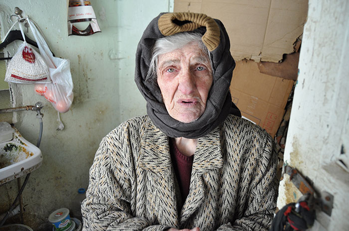 Eskişehir’de akli dengesinin yerinde olmadığı iddia edilen bir anne, iki çocuğuyla çöpler içindeki evde yaşam mücadelesi veriyor.