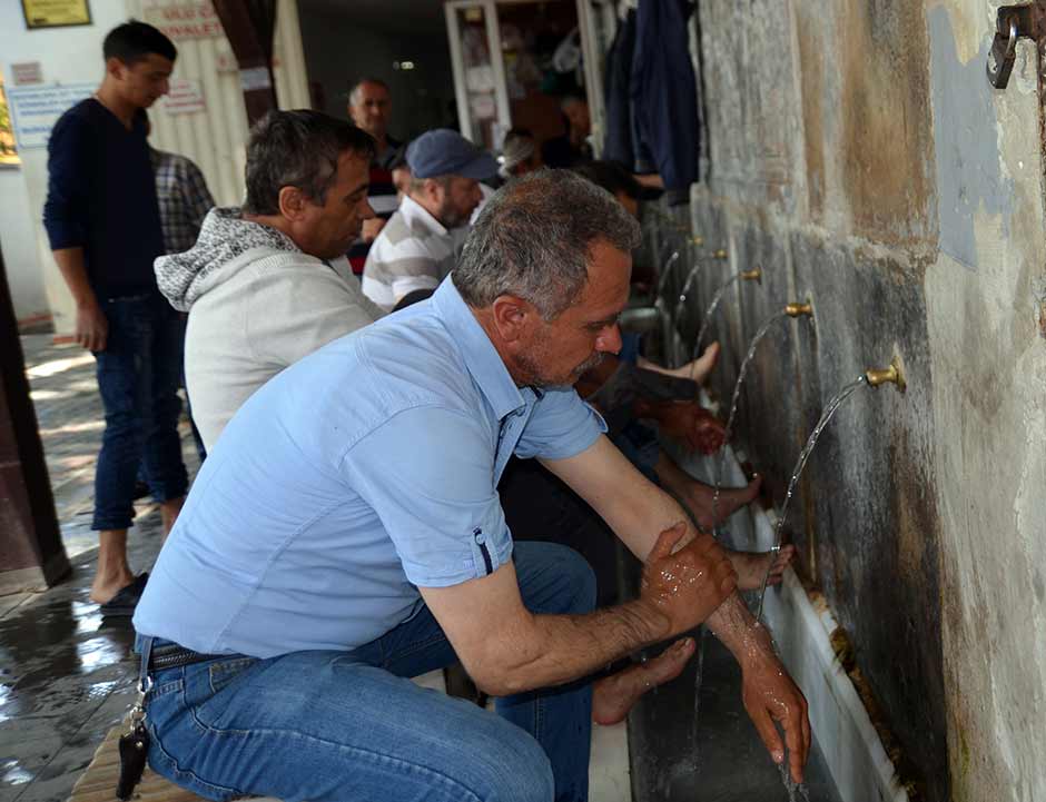 CUMA NAMAZINDA CAMİLER DOLDU TAŞTI