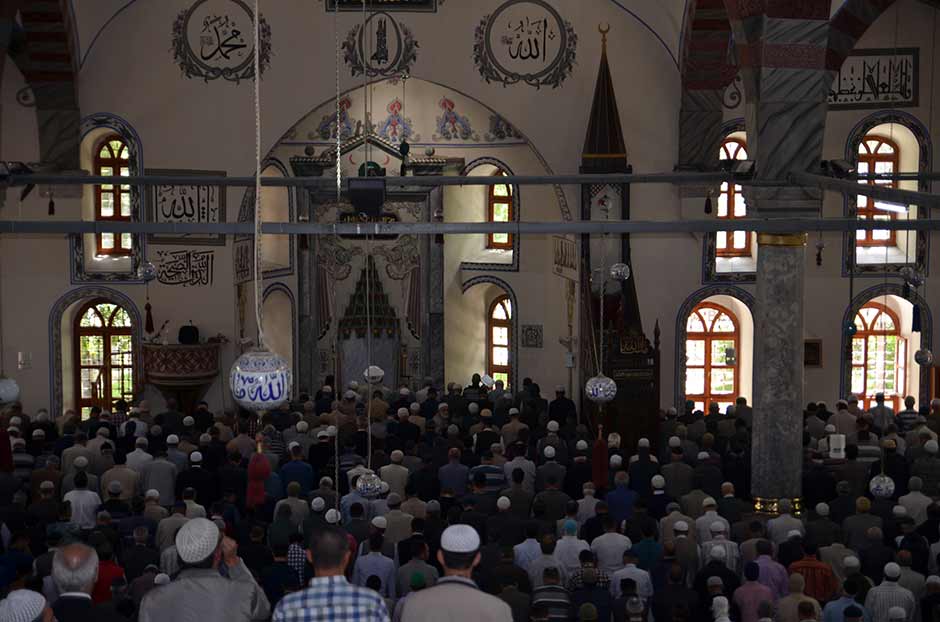 CUMA NAMAZINDA CAMİLER DOLDU TAŞTI