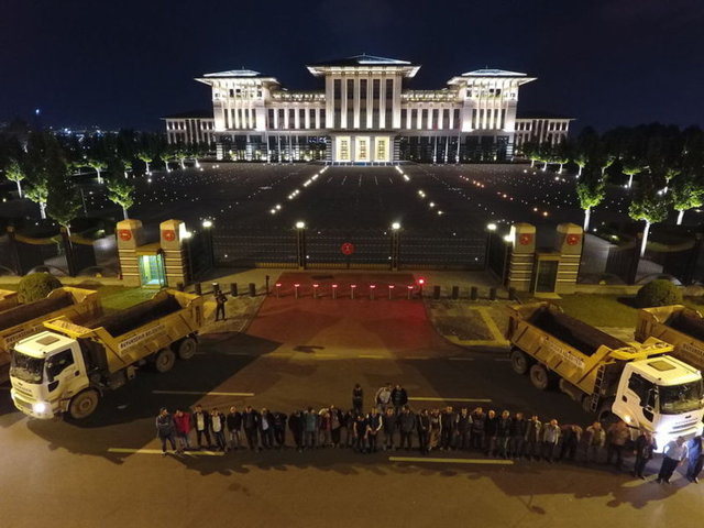 Cumhurbaşkanı Recep Tayyip Erdoğan, Cumhurbaşkanlığı Külliyesi'nde farklı meslek gruplarından esnafla iftar sofrasında bir araya geldi. Davete, Fetullahçı Terör Örgütü'nün (FETÖ) 15 Temmuz 2016'daki darbe girişiminde Ankara ve İstanbul'da önemli devlet kurumlarının önünü kamyonlarıyla kapatan şoförler de iştirak etti. İftar davetine araçlarıyla gelen şoförlerin, kamyonlarını Cumhurbaşkanlığı Külliyesi önüne park etmeleri, 15 Temmuz darbe girişimi sırasında yaşananları hatırlatan görüntüler ortaya çıkardı.