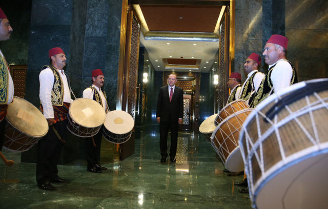 Cumhurbaşkanı Recep Tayyip Erdoğan, Cumhurbaşkanlığı Külliyesi'nde farklı meslek gruplarından esnafla iftar sofrasında bir araya geldi. Davete, Fetullahçı Terör Örgütü'nün (FETÖ) 15 Temmuz 2016'daki darbe girişiminde Ankara ve İstanbul'da önemli devlet kurumlarının önünü kamyonlarıyla kapatan şoförler de iştirak etti. İftar davetine araçlarıyla gelen şoförlerin, kamyonlarını Cumhurbaşkanlığı Külliyesi önüne park etmeleri, 15 Temmuz darbe girişimi sırasında yaşananları hatırlatan görüntüler ortaya çıkardı.