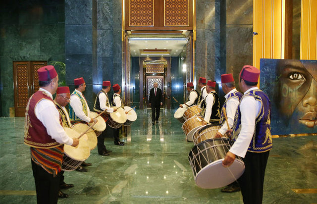 Cumhurbaşkanı Recep Tayyip Erdoğan, Cumhurbaşkanlığı Külliyesi'nde farklı meslek gruplarından esnafla iftar sofrasında bir araya geldi. Davete, Fetullahçı Terör Örgütü'nün (FETÖ) 15 Temmuz 2016'daki darbe girişiminde Ankara ve İstanbul'da önemli devlet kurumlarının önünü kamyonlarıyla kapatan şoförler de iştirak etti. İftar davetine araçlarıyla gelen şoförlerin, kamyonlarını Cumhurbaşkanlığı Külliyesi önüne park etmeleri, 15 Temmuz darbe girişimi sırasında yaşananları hatırlatan görüntüler ortaya çıkardı.