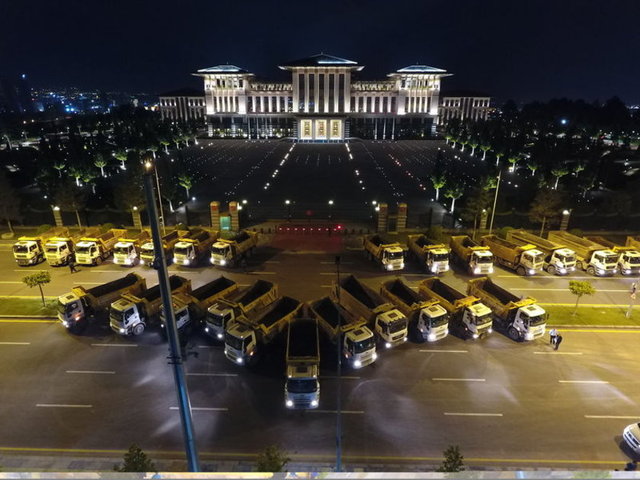 Cumhurbaşkanı Recep Tayyip Erdoğan, Cumhurbaşkanlığı Külliyesi'nde farklı meslek gruplarından esnafla iftar sofrasında bir araya geldi. Davete, Fetullahçı Terör Örgütü'nün (FETÖ) 15 Temmuz 2016'daki darbe girişiminde Ankara ve İstanbul'da önemli devlet kurumlarının önünü kamyonlarıyla kapatan şoförler de iştirak etti. İftar davetine araçlarıyla gelen şoförlerin, kamyonlarını Cumhurbaşkanlığı Külliyesi önüne park etmeleri, 15 Temmuz darbe girişimi sırasında yaşananları hatırlatan görüntüler ortaya çıkardı.