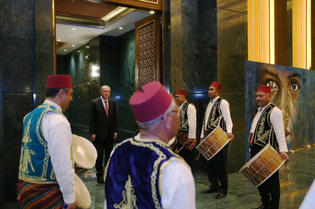 Cumhurbaşkanı Recep Tayyip Erdoğan, Cumhurbaşkanlığı Külliyesi'nde farklı meslek gruplarından esnafla iftar sofrasında bir araya geldi. Davete, Fetullahçı Terör Örgütü'nün (FETÖ) 15 Temmuz 2016'daki darbe girişiminde Ankara ve İstanbul'da önemli devlet kurumlarının önünü kamyonlarıyla kapatan şoförler de iştirak etti. İftar davetine araçlarıyla gelen şoförlerin, kamyonlarını Cumhurbaşkanlığı Külliyesi önüne park etmeleri, 15 Temmuz darbe girişimi sırasında yaşananları hatırlatan görüntüler ortaya çıkardı.