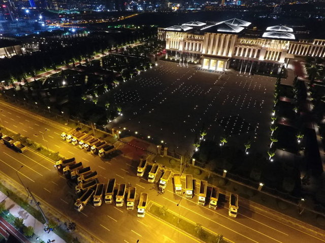 Cumhurbaşkanı Recep Tayyip Erdoğan, Cumhurbaşkanlığı Külliyesi'nde farklı meslek gruplarından esnafla iftar sofrasında bir araya geldi. Davete, Fetullahçı Terör Örgütü'nün (FETÖ) 15 Temmuz 2016'daki darbe girişiminde Ankara ve İstanbul'da önemli devlet kurumlarının önünü kamyonlarıyla kapatan şoförler de iştirak etti. İftar davetine araçlarıyla gelen şoförlerin, kamyonlarını Cumhurbaşkanlığı Külliyesi önüne park etmeleri, 15 Temmuz darbe girişimi sırasında yaşananları hatırlatan görüntüler ortaya çıkardı.