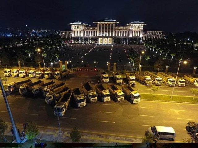 Cumhurbaşkanı Recep Tayyip Erdoğan, Cumhurbaşkanlığı Külliyesi'nde farklı meslek gruplarından esnafla iftar sofrasında bir araya geldi. Davete, Fetullahçı Terör Örgütü'nün (FETÖ) 15 Temmuz 2016'daki darbe girişiminde Ankara ve İstanbul'da önemli devlet kurumlarının önünü kamyonlarıyla kapatan şoförler de iştirak etti. İftar davetine araçlarıyla gelen şoförlerin, kamyonlarını Cumhurbaşkanlığı Külliyesi önüne park etmeleri, 15 Temmuz darbe girişimi sırasında yaşananları hatırlatan görüntüler ortaya çıkardı.