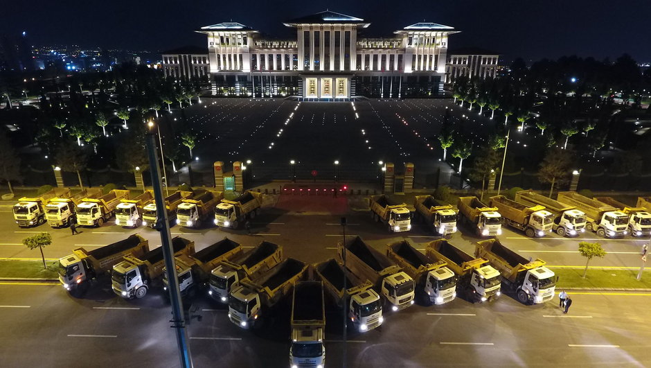 Cumhurbaşkanı Recep Tayyip Erdoğan, Cumhurbaşkanlığı Külliyesi'nde farklı meslek gruplarından esnafla iftar sofrasında bir araya geldi. Davete, Fetullahçı Terör Örgütü'nün (FETÖ) 15 Temmuz 2016'daki darbe girişiminde Ankara ve İstanbul'da önemli devlet kurumlarının önünü kamyonlarıyla kapatan şoförler de iştirak etti. İftar davetine araçlarıyla gelen şoförlerin, kamyonlarını Cumhurbaşkanlığı Külliyesi önüne park etmeleri, 15 Temmuz darbe girişimi sırasında yaşananları hatırlatan görüntüler ortaya çıkardı.