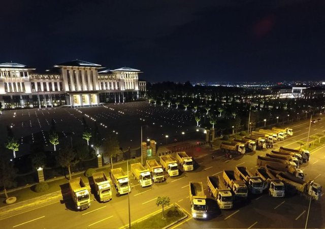 Cumhurbaşkanı Recep Tayyip Erdoğan, Cumhurbaşkanlığı Külliyesi'nde farklı meslek gruplarından esnafla iftar sofrasında bir araya geldi. Davete, Fetullahçı Terör Örgütü'nün (FETÖ) 15 Temmuz 2016'daki darbe girişiminde Ankara ve İstanbul'da önemli devlet kurumlarının önünü kamyonlarıyla kapatan şoförler de iştirak etti. İftar davetine araçlarıyla gelen şoförlerin, kamyonlarını Cumhurbaşkanlığı Külliyesi önüne park etmeleri, 15 Temmuz darbe girişimi sırasında yaşananları hatırlatan görüntüler ortaya çıkardı.