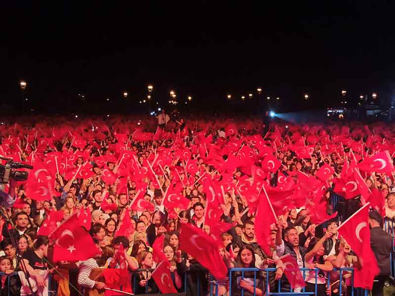 Cumhuriyet'in 100. Yılı etkinlikleri kapsamında Sazova Bilim Kültür ve Sanat Parkı'nda Türk Pop müziğinin önemli isimlerinden Gülşen "100. Yıl Konseri"nde Eskişehirlilerle buluştu