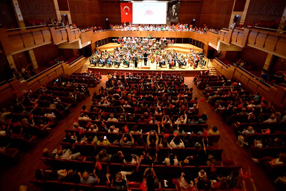 Tepebaşı Belediyesi'nin "İki Elin Sesi Var" Çocuk Senfoni Orkestrası, İzmirli dinleyicileri büyüledi.