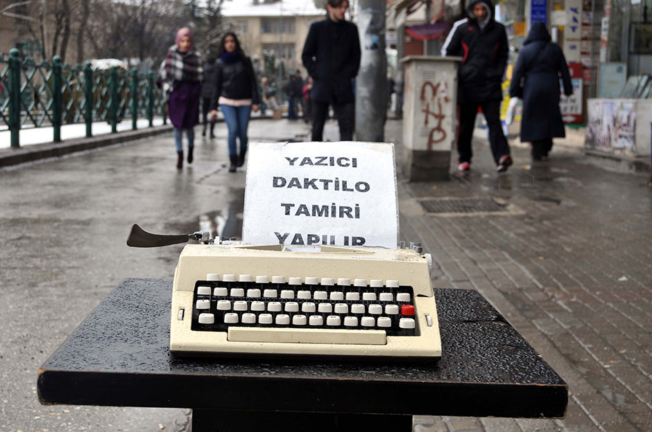 Eskişehir'de emekli bankacı 70 yaşındaki Hamdi Yücesoy, biri 125 yıllık 30 daktilodan oluşan koleksiyonunu, onarım yaptığı iş yerinde sergiliyor.